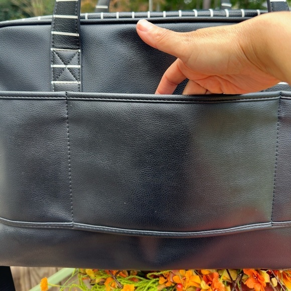 Betsey Johnson Weekend/Travel Bag/carryon/ vacation/ holiday/adjustable strap - Picture 3 of 16